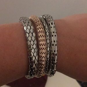 𝅺set of 4 bracelets.